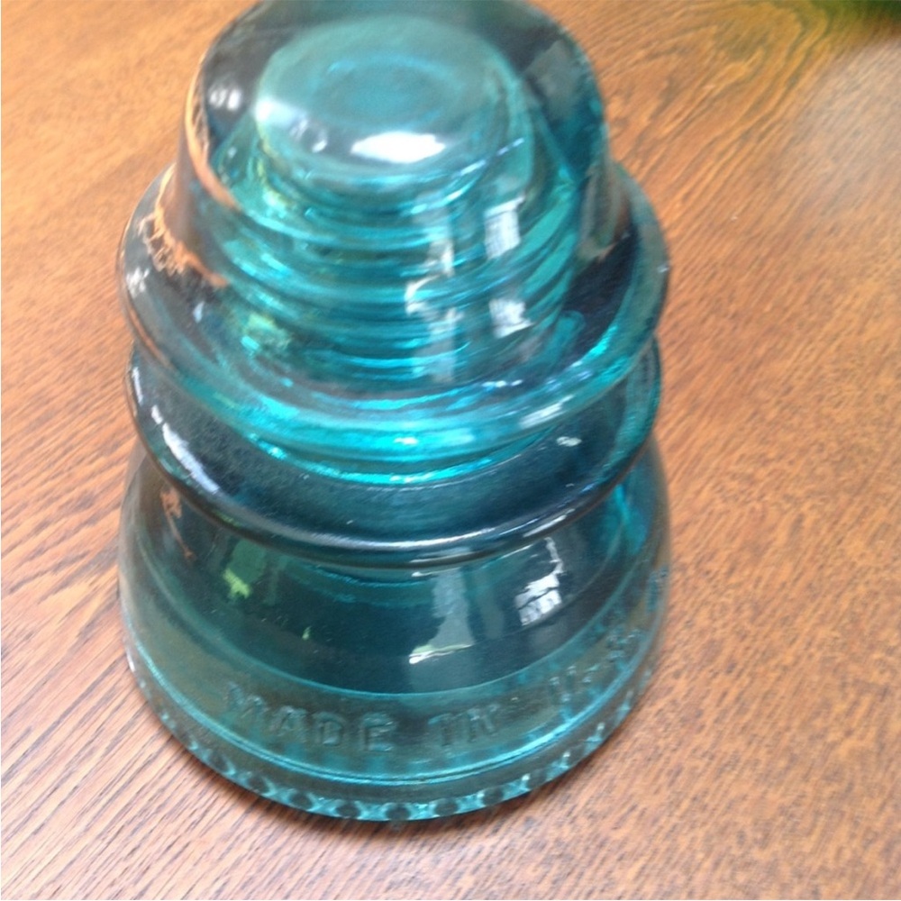 Vintage Glass Insulator, named top 10/world.
Aquablue Hemingray42. Heavy!